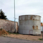 El depósito que está catalogado como bien ferroviario, asentado al pie de la calle. DL