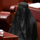 La senadora Pauline Hanson vestida con un burka durante la sesión parlamentaria este jueves en Canberra, Australia