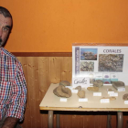 José Antonio Álvarez con algunos de sus fósiles. CAMPOS