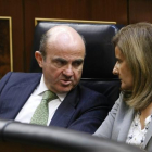 El ministro de Economía, Luis De Guindos, y la ministra de Empleo, Fátima Bañez