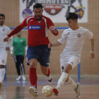 Mario Moyano inicia un ataque del equipo leonés. JESÚS F. SALVADORES