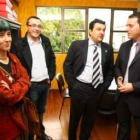 Los concejales de Cacabelos, junto con José Luis Ramón y el alcalde José Manuel Sánchez