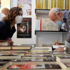 Isabel Díaz Ayuso con al escritor Fernando Aramaburu durante su visita el sábado a la Feria del Libro de Madrid. EMILIO NARANJO