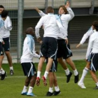 Los jugadores del Real Madrid, durante el entrenamiento ayer en Valdebebas.