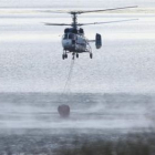 Un helicóptero carga agua en Riaño.