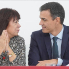 La presidenta del PSOE, Cristina Narbona, y el jefe del Ejecutivo, Pedro Sánchez, este lunes en la sede socialista.