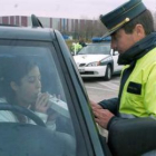 Imagen de archivo de un control de alcoholemia realizado cerca de Madrid.