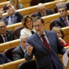 El presidente del Gobierno, Mariano Rajoy, habla desde su escaño en el pleno del Senado.