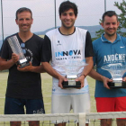 Foto de familia de los finalistas y organizadores del Torneo de Tenis de Villafranca del Bierzo. DL