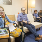 Carmen Busmayor y Marcos Diéguez, en la tertulia literaria. FERNANDO OTERO PERANDONES