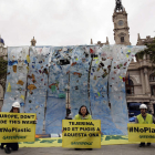 La campaña pretende apoyar iniciativas como la de vender con depósito los envases de bebidas. JUAN CARLOS CÁRDENAS