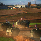 Un convoy de tanques con bande ra de EEUU circulan a las afueras de la ciudad de Manbij, al norte de Siria.