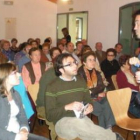 El ponente Guillermo Rivilla conversa con el público poco antes de comenzar su conferencia.