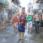 Un momento de la tradicional batalla del agua que cada año se libra en Molinaseca.