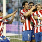El uruguayo Diego Forlán celebra el primero de sus goles junto a Maxi Rodríguez, Éver Banega, y Raúl