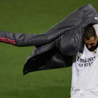 Benzema tiene pocas opciones de poder disputar el partido de ida de los octavos de final. JUANJO MARTÍN