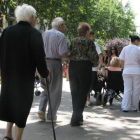 Un grupo de ancianos paseando.