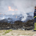 Un bombero observa los neumáticos que arden en el incendio de Seseña. ISMAEL HERRERO