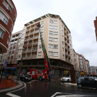 El temporal también provoca la caída de un árbol sobre una línea eléctrica en la localidad de Toral de Merayo. CÉSAR SÁNCHEZ