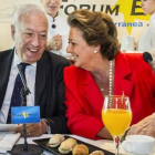 José Manuel García-Margallo y Rita Barberá, en un desayuno informativo, durante la campaña de las municipales de mayo del 2015.