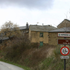 Entrada al pueblo de Espinoso de Compludo. L. DE LA MATA