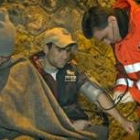 Un miembro de Cruz Roja atiende a uno de los inmigrantes