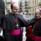 Juan María Uriarte saluda a su sucesor en la diócesis donostiarra, José Ignacio Munilla.