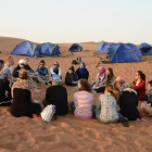 La joven leonesa Alicia Brasa con el grupo de particpantes de Connecting Cultures en el desierto de Omán