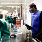 El Banco de Alimentos de León descarga alimentos perecederos donados ayer. MARCIANO PÉREZ