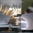 Una urna en una de las mesas de León en la tarde electoral del 26-M.