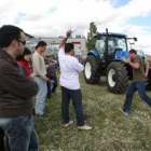 Los alumnos de Agrícolas practican con un tractor durante la fiesta de ayer