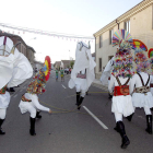El desfile de antruejos tradicionales reúne a unos 150 participantes que dan vida a personajes ascentrales.