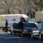 La ambulancia que traslada a Nelson Mandela llega a la casa del expresidente surafricano, este domingo en Johannesburgo.