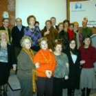 Los 16 trabajadores jubilados en el 2006 posaron ayer en el salón de actos del Hospital del Bierzo