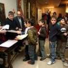 Francisco Fernández entrega los diplomas a los niños del curso