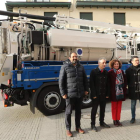 Las autoridades municipales y el directivo de Aquona, ayer con el nuevo camión. L. DE LA MATA