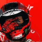 Jorge Lorenzo (Ducati) se duele en el corto ensayo que pudo hacer en Motegi (Japón)