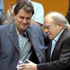 Jordi Pujol y Artur Mas se abrazan tras ser ratificados en sus cargos