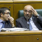 El lendakari López y el portavoz del PSE, José Antonio Pastor.