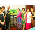 El pintor asturiano, residente en La Mata de Curueño, posa con algunas de sus alumnas tras una de sus clases sobre pintura al pastel en Pekín. DL