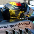 Mensaje de apoyo de Nico Rosberg a Michael Schumacher en el coche con el que ha conseguido la pole.