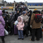 Refugiados ucranianos en la estaciónde tren de  Lviv tratan de salir de Ucrania. MIGUEL A. LOPES
