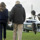 Donald Trump y su esposa Melania antes de partir hacia Puerto Rico.