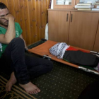 Un palestino, junto al cuerpo de Alí Dawabsheh, el bebé muerto en el incendio.