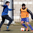 Julio Rico, a la derecha, es baja por sanción y no podrá jugar ante el Guijuelo esta tarde.