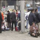 El dolor, pero también la solidaridad, marcaron a la ciudad de Madrid, donde prestaron auxilio a las víctimas desde los mismos viajeros de los trenes afectados a miles de ciudadanos de toda España.