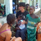 El berciano Javier Alonso, rodeado de niños en el pueblo costero de Sanyang, Gambia.