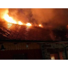 Las llamas arrasan con el tejado de una vivienda en la localidad de Lombillo, en Ponferrada. DL