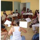 Grupo de niños participantes en el curso de música.