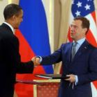 Barack Obama y Dmitri Medvédev, después de firmar el nuevo tratado de armas nucleares, hoy en Praga.